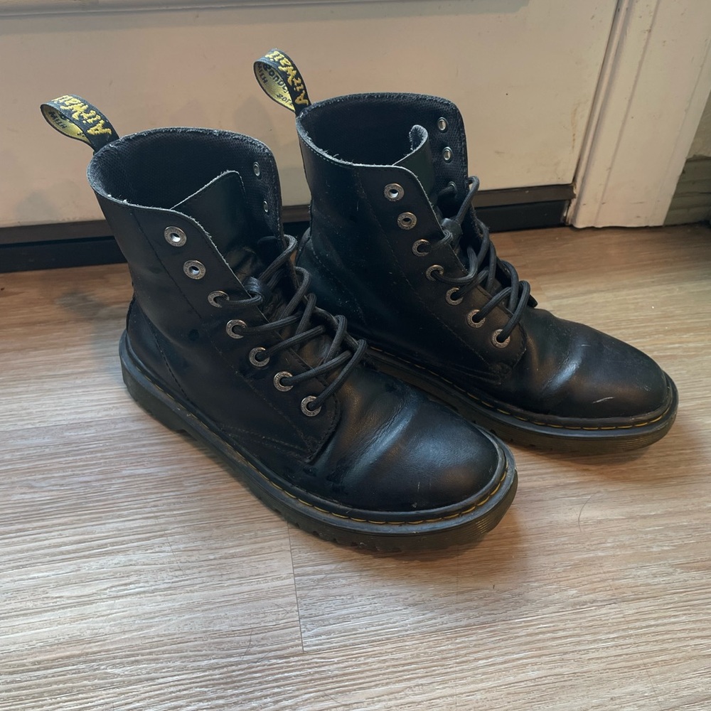 Dr. Marten’s Luana smooth leather boots 9